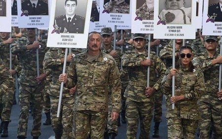 В Баку состоялось шествие военных с портретами павших в карабахской войне