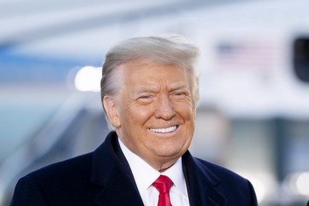 Трамп одним мемом высмеял финансирование Байденом Украины