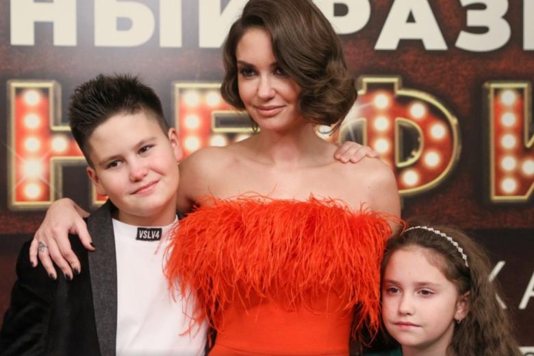 Агата Муцениеце с детьми Мией и Тимофеем Прилучными
