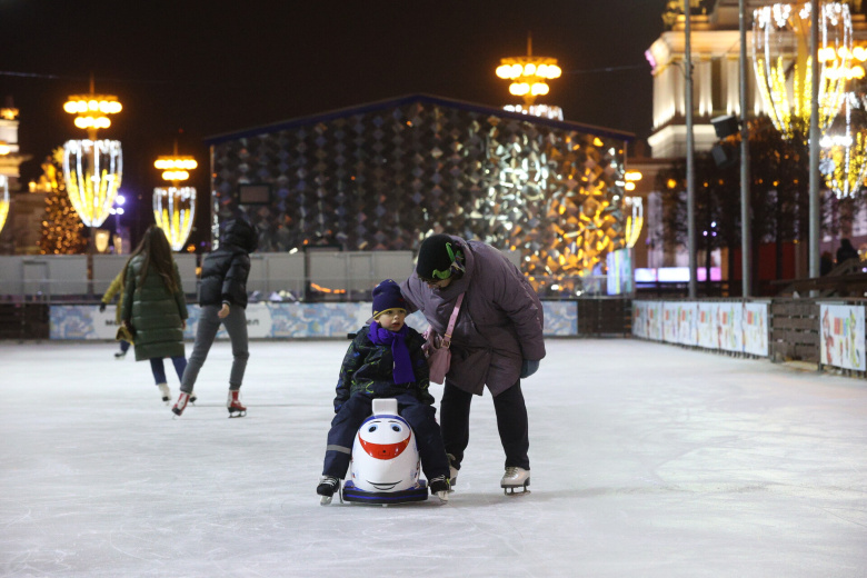 Посетители на открытии катка на ВДНХ в Москве.