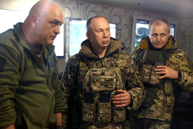 Александр Сырский (в центре)
