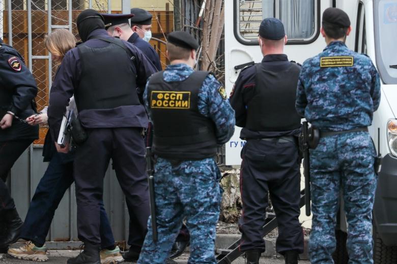 Дарья Трепова у здания Басманного суда перед избранием меры пресечения