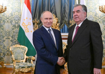 Путин по-дружески попрощался с президентом Таджикистана Рахмоном