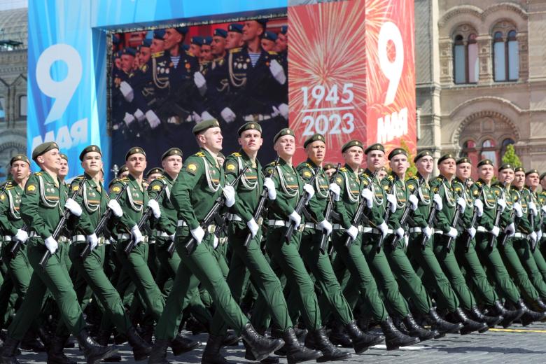 Военнослужащие на военном параде, посвящённом 78-й годовщине победы в Великой Отечественной войне, на Красной площади в Москве