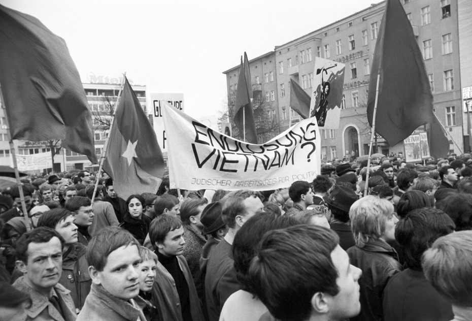  Около 1000 человек собрались на Виттенбергплац в Берлине, чтобы провести демонстрацию против войны во Вьетнаме 23 марта 1968 года