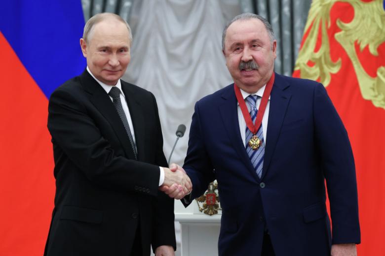 Президент РФ Владимир Путин вручает орден «За заслуги перед Отечеством» III степени эксперту-консультанту комитета сборных команд Российского футбольного союза Валерию Газзаеву на церемонии вручения государственных наград выдающимся россиянам