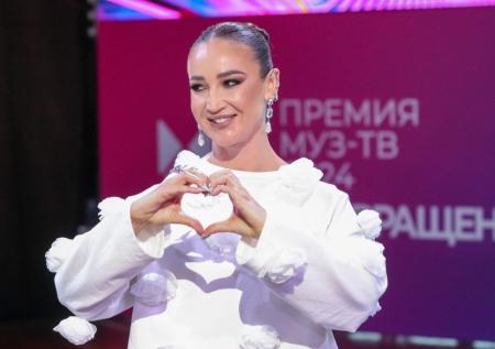 «Вечно бушующее»: Бузова оголила бедра во время морской прогулки