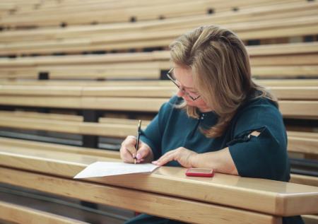 Меж двух огней: почему 43% преподавателей вузов хотят сменить работу