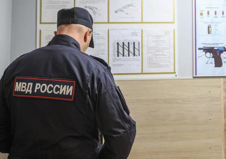 Полицейский посоветовал россиянке ударить онаниста на остановке
