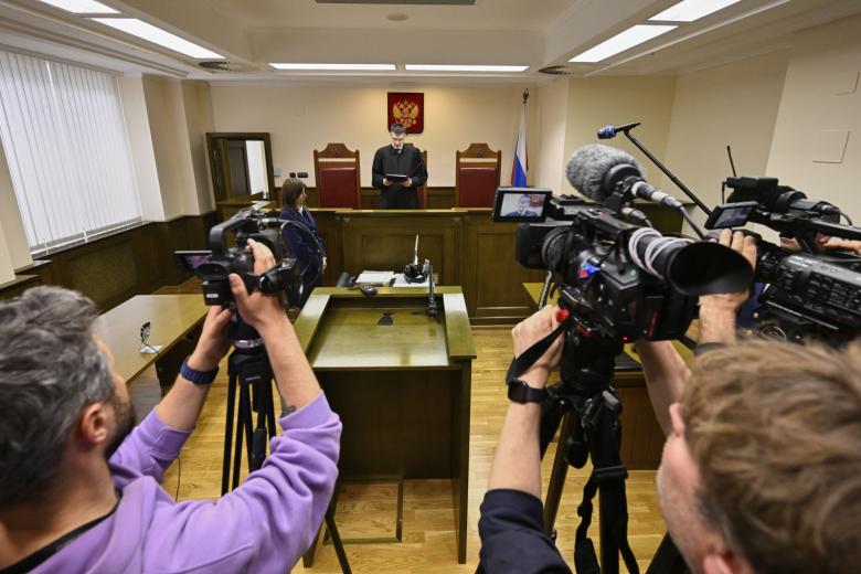 Судья Олег Нефедов (в центре) во время оглашения вердикта