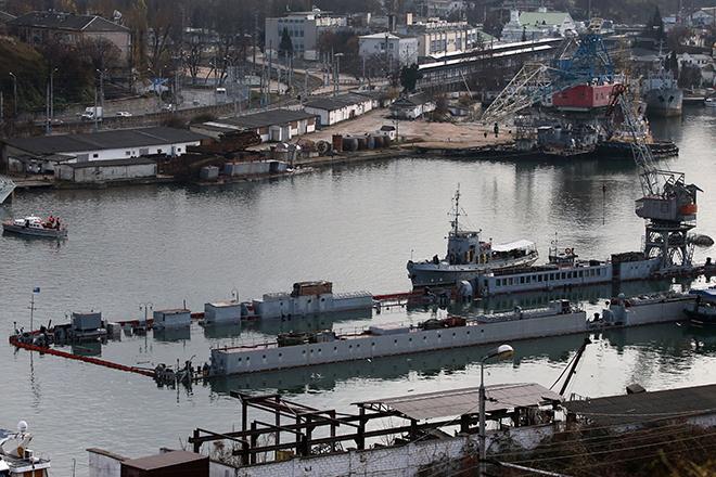 Плавучий док ПД-16 и подводная лодка Б-380