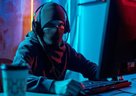«Ваши деньги хотят похитить»: как телефонные мошенники обманывают россиян