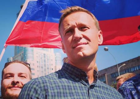Навальному могли сломать палец при задержании