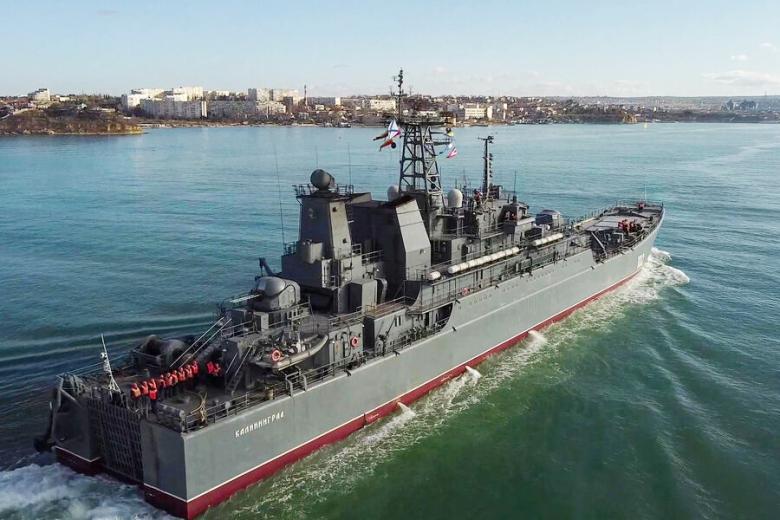 Большой десантный корабль «Калининград» проекта 775/II в акватории Севастополя