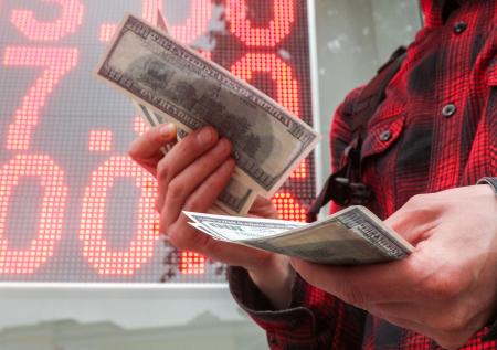 В России стали взимать комиссию за покупку долларов
