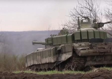 Российский танк с пробитой башней прорвал оборону врага