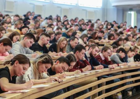 Стало известно, как молодежь в России относится к высшему образованию