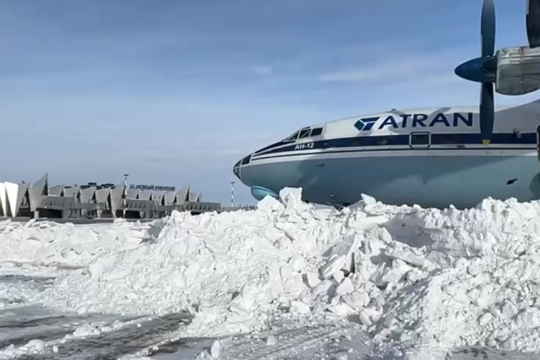 Самолет Ан-12, летевший из Сабетты, опрокинулся на бок при посадке в Новом Уренгое