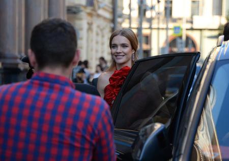 Красавица Водянова показала ноги от ушей