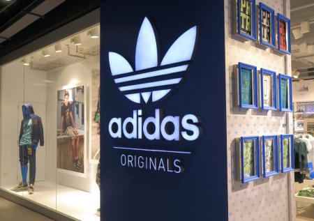 Стало известно время возможного открытия магазинов Adidas в России