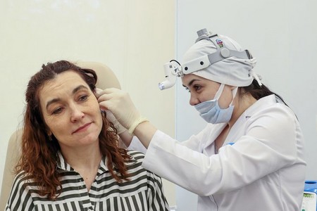 Названы серьезные заболевания, из-за которых закладывает уши