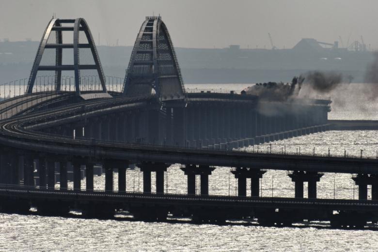 Вертолет тушит пожар на Крымском мосту, на автомобильной части которого со стороны Таманского полуострова произошел подрыв грузового автомобиля
