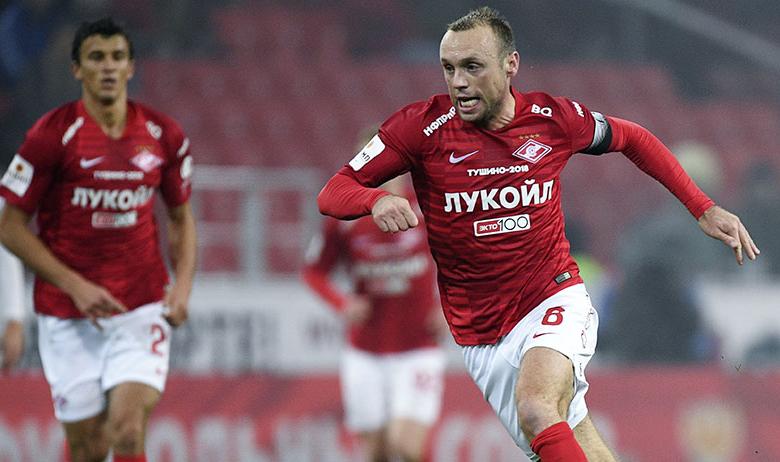 Игрок «Спартака» Денис Глушаков (справа)