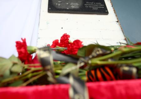 В РПЦ ответили на требование мусульманина снять памятную доску о бойце СВО