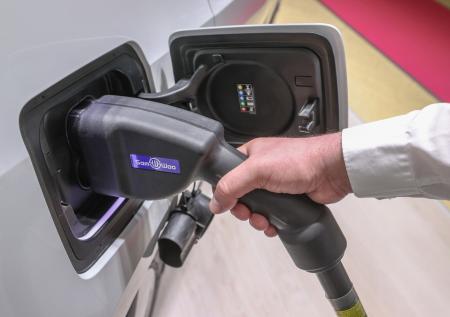 Автоэксперт перечислил преимущества электромобилей
