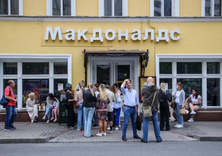 В «Макдоналдсе» показали новый логотип
