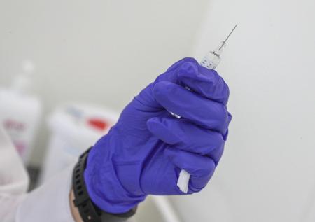 Учёные рассказали о действии вакцины от COVID-19 на добровольцев