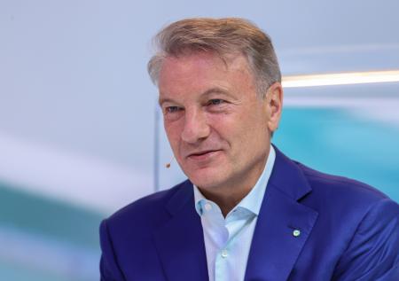 Греф призвал не ждать снятия санкций