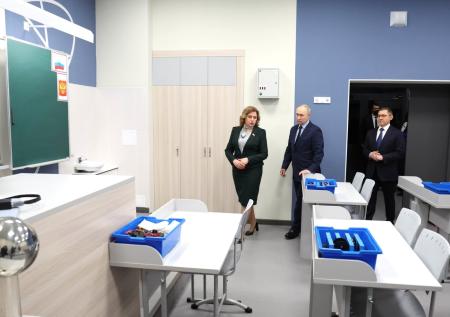 После визита Путина в школу на парте появилась надпись