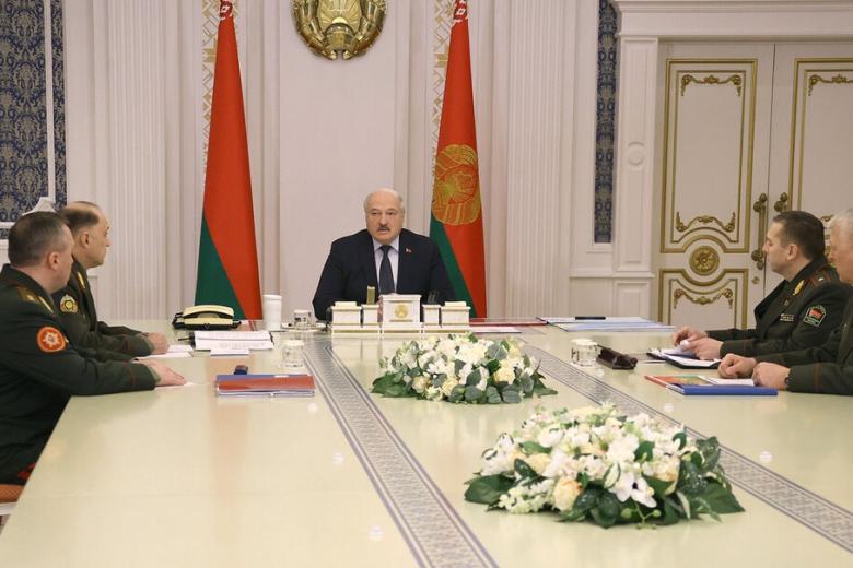 Александр Лукашенко (в центре)