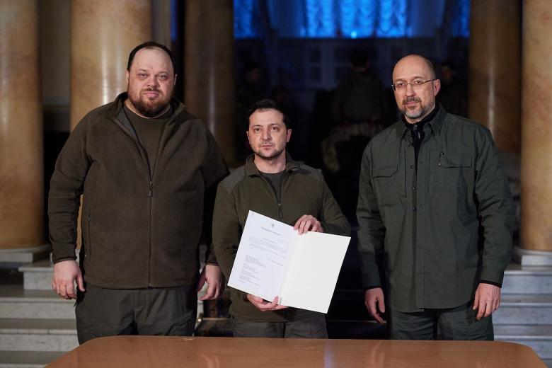 Владимир Зеленский (в центре) после подписания запрета на переговоры с Россией