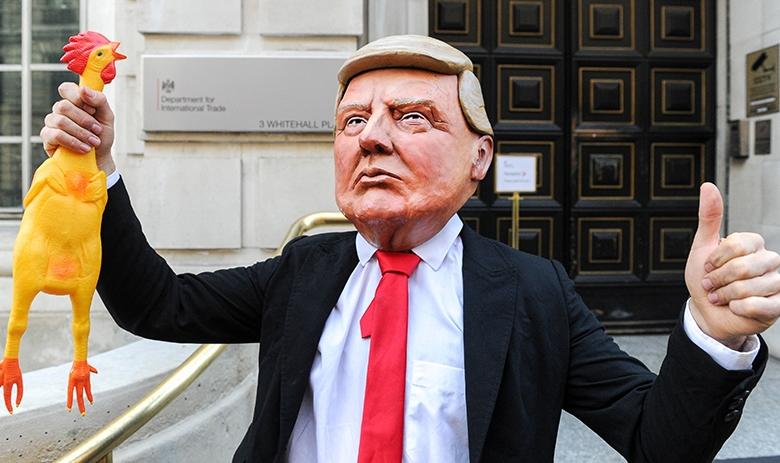 Мужчина в маске президента США Дональда Трампа