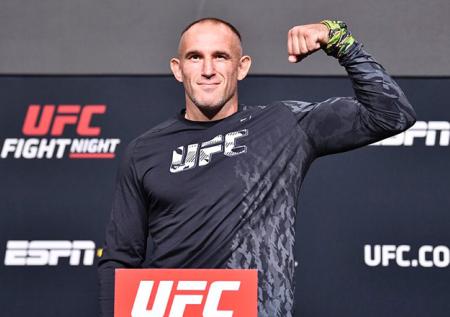 Олейник проиграл Спиваку на турнире UFC