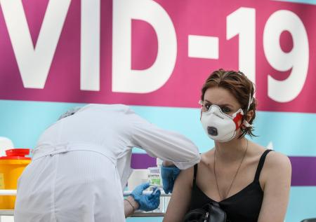 Врачи не рекомендовали повторно прививаться от COVID-19 другой вакциной