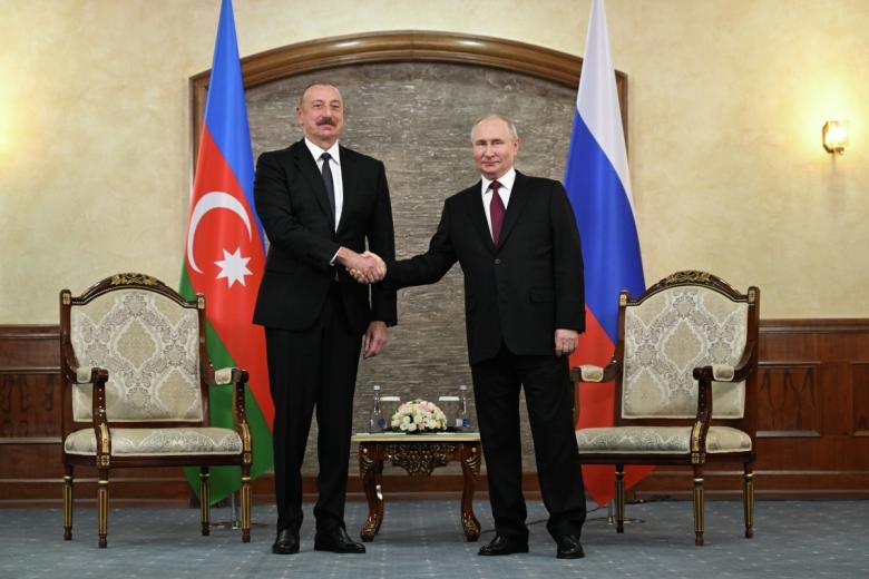 резидент РФ Владимир Путин и президент Азербайджанской Республики Ильхам Алиев (слева)