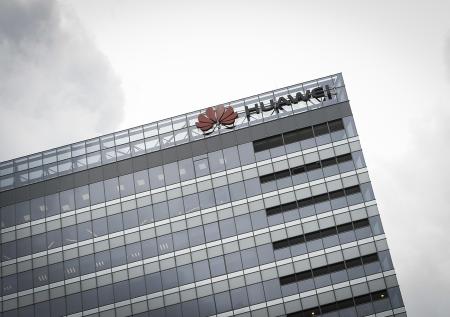 Facebook запретит Huawei предустанавливать свои приложения на смартфонах