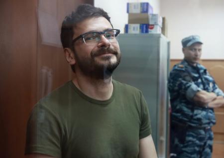 Илья Яшин пожаловался на холод в камере из-за незастекленных окон