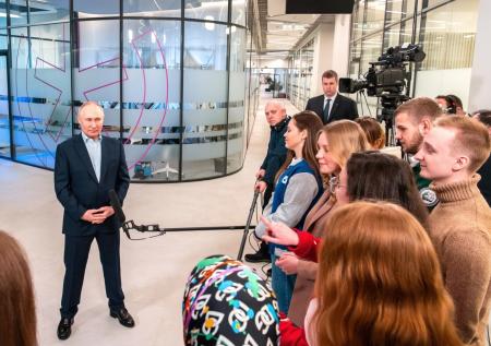 Студентка попросила Путина взять ее на работу в администрацию президента 