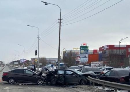 Пять человек пострадали при столкновении двух легковушек в Сургуте