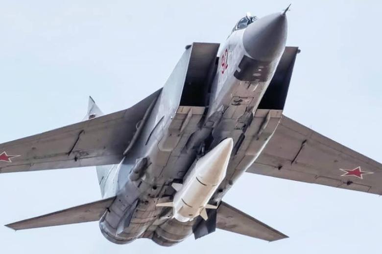 Истребитель МиГ-31 с гиперзвуковой ракетой «Кинжал»