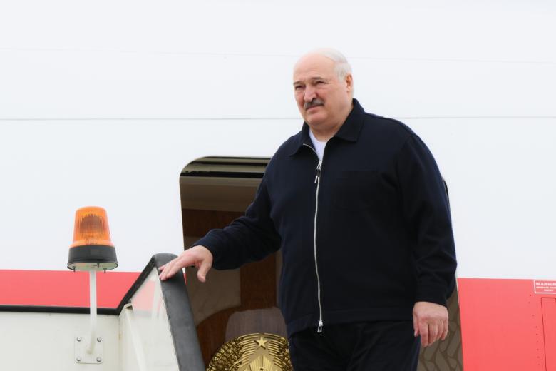 Александр Лукашенко, прибывший для участия в XVI саммите БРИКС, во время церемонии встречи в аэропорту Казани