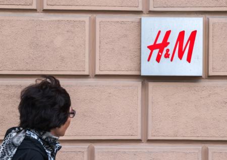 «Зеленый пиар»: H&M уличили в вывозе одежды на свалку