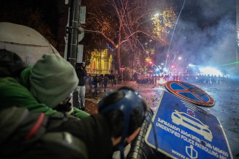 Грузия. Тбилиси. Акция протеста у здания парламента