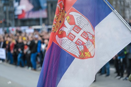 Протестующие вышли к зданию парламента Сербии