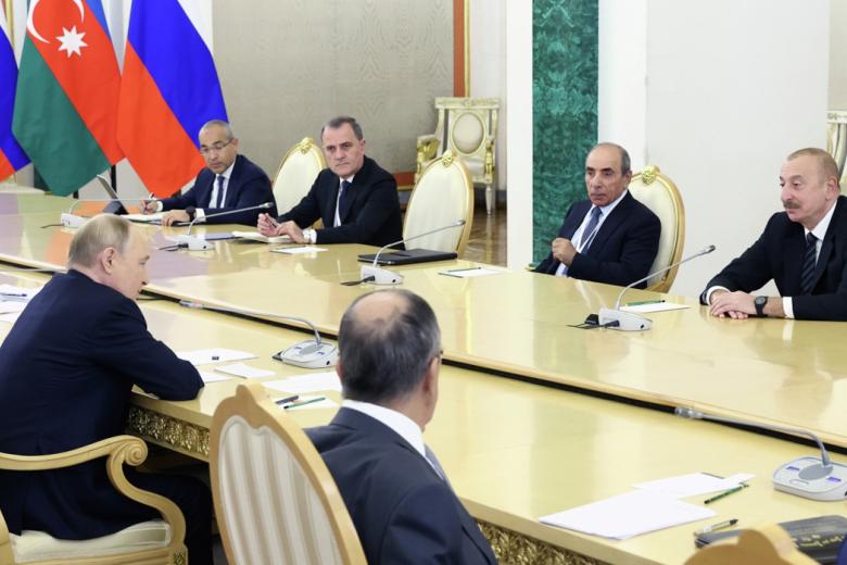 Президент РФ Владимир Путин и президент Азербайджана Ильхам Алиев (справа) во время встречи перед заседанием Совета глав государств - участников Содружества независимых государств
