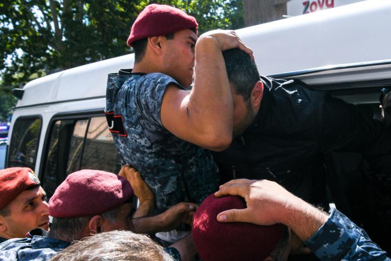 Армения. Ереван. Задержание участников акции протеста в центре города